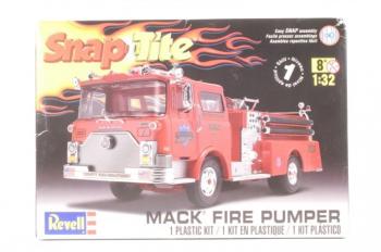 Revell Monogram 1:32 - Mack Fire Pumper SnapTite Max