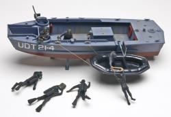 Revell Monogram 1:32 UDT Boat W/Frogmen